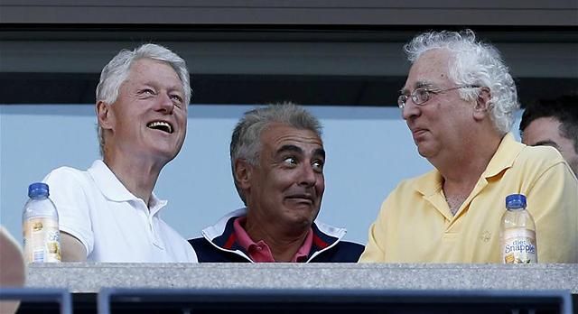 Bill Clinton (balra) jól érzi magát