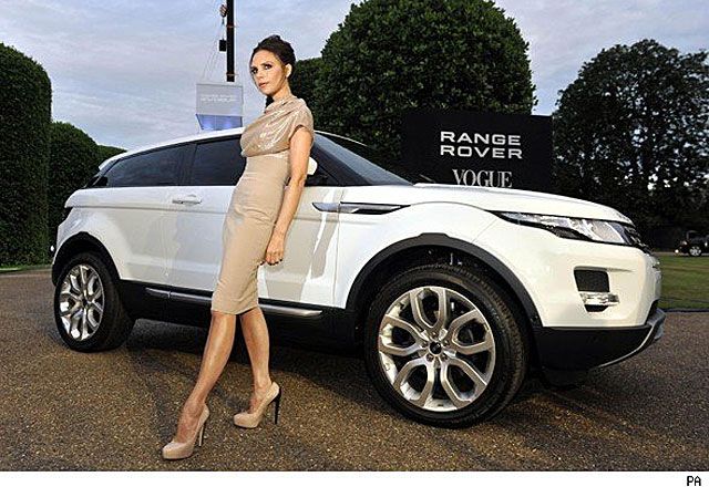 Victoria Beckham egy Ranger Rover Sport társaságában – csak az egyik vihető (Fotó: uk.autoblog.com)