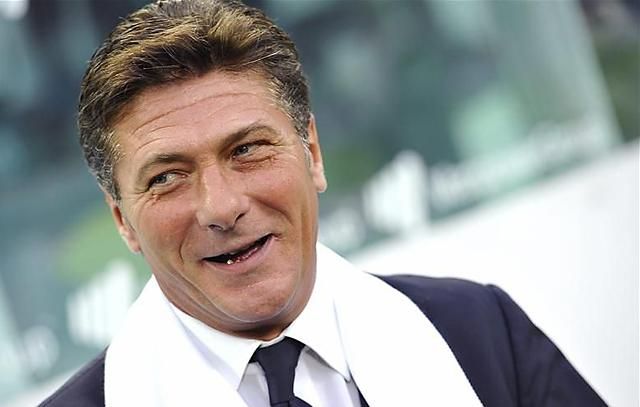 Walter Mazzarri váltja Andrea Stramaccionit az Internazionale kispadján (Fotó: Reuters)