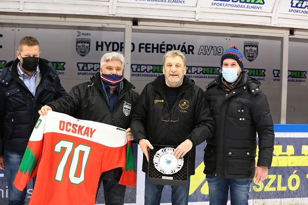 Hetvenedik születésnapján a klub és a szövetség is köszöntötte Ocskay Gábort (Fotó: Soos Attila/Hydro Fehérvár AV19)