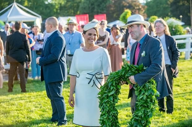 Novák Katalin köztársasági elnökkel és a Derby-győztes Presidentnek járó koszorúval (Fotó: Kincsem Park)
