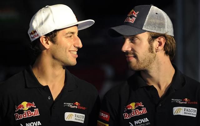 Úgy tűnik, a két Toro Rosso-pilóta közül Ricciardo (balra) van közelebb a Red Bull üléséhez, de ez elsősorban Räikkönenen múlik