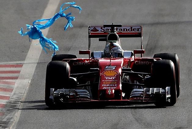 Sebastian Vettel és a kék zacskó