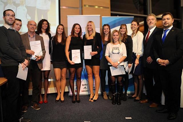 A női válogatott játékosai és a szakmai stáb elismerő oklevélben részesült (fotó: hunvolley.hu)