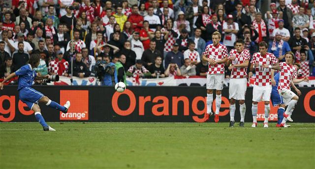 Pirlo lábát már elhagyta a labda, a horvátokat semmi sem menti meg a góltól