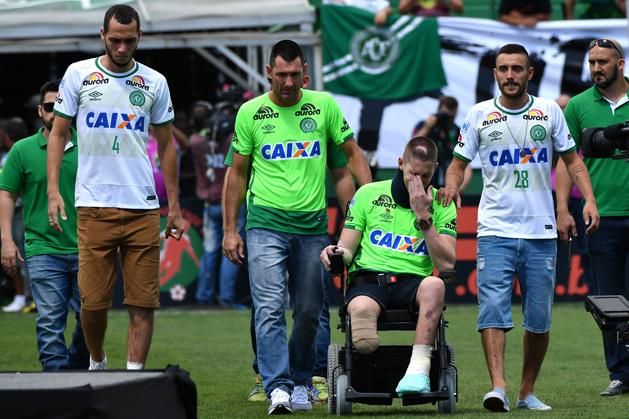 Hélio Neto (balra), Jakson Follmann (balról a harmadik) és Alan Ruschel (jobbra) a Palmeiras elleni találkozó előtt (Fotó: AFP)