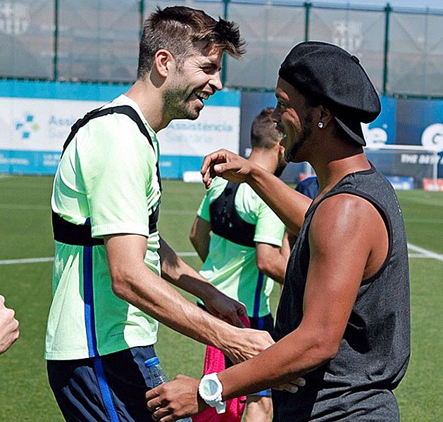 Piqué is üdvözölte a brazilt (Fotó: Instagram/FC Barcelona)