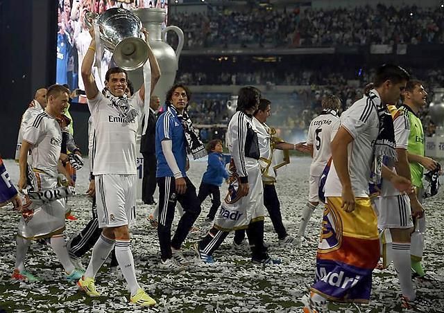 Gareth Bale kezében a BL-serleg (Fotó: Reuters)
