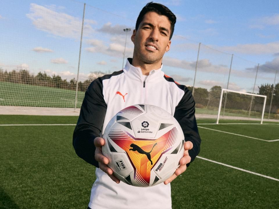 Luis Suárez az új labdával (Fotó: La Liga)