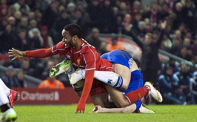 Sterling nagyot küzdött, szorosan őrizte a Chelsea-védelem (Fotó: Action Images)