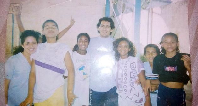 Tízévesen (a képen jobbra), az első edzőjével és a barátaival