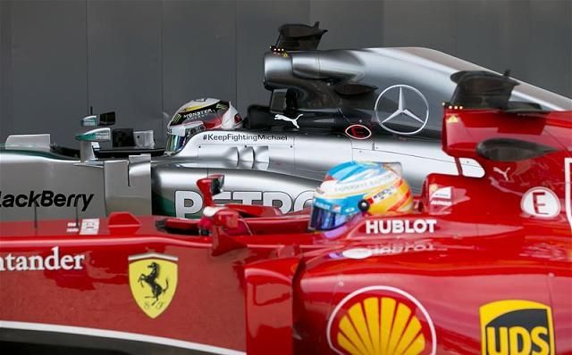 Alonso csak a boxutcai parkoláskor kerül ilyen közel a Mercedesekhez