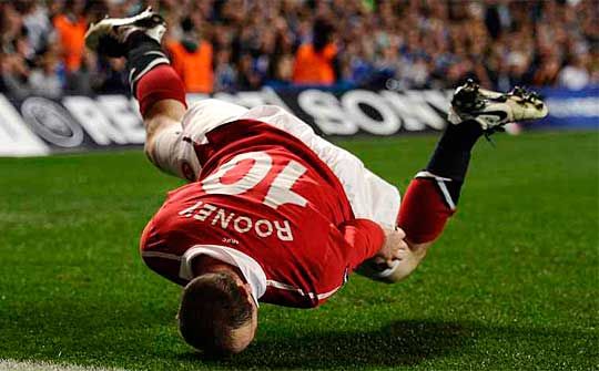 A kép csalóka: nem Rooney, hanem a Chelsea került padlóra (Fotó: Reuters)
