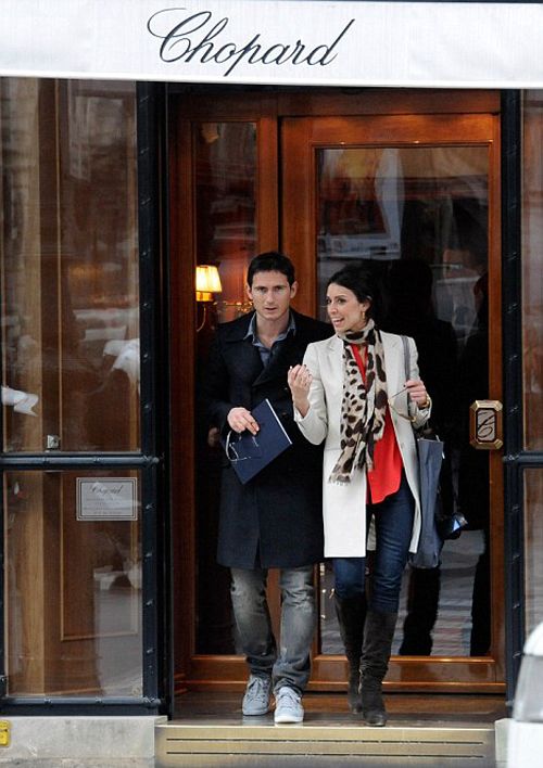 Frank Lampard és barátnője néhány ékszerüzletbe is ellátogatott (forrás: kickette.com)