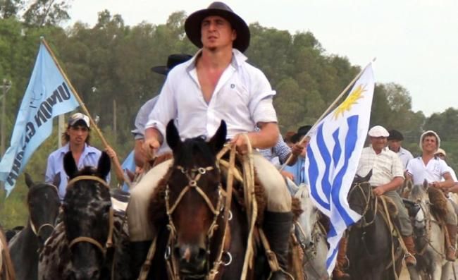 Cristian Rodríguez vezetésével haladnak a lovasok (forrás: futbolflorida.com)