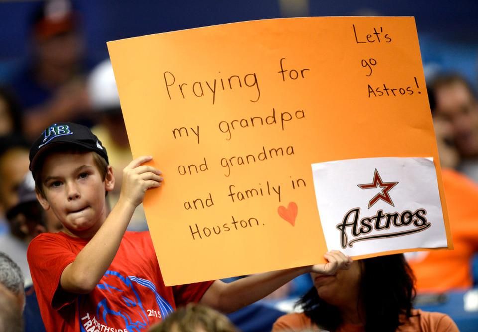 „A nagymamámért és a nagypapámért, a családomért imádkozom Houstonban. Hajrá, Astros!” (Fotó: nypost.com)