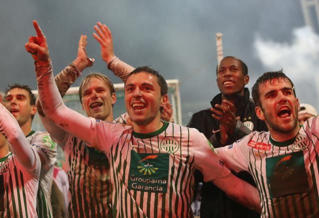 A ferencvárosi játékosok boldogan mentek ki a közönséghez a meccs után (Fotó: Korponai Tamás)