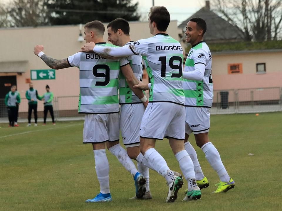 Zsóri Dániel (9) és a gólt ünneplő csapattársak (Fotó: Budaörsi SC Facebook)