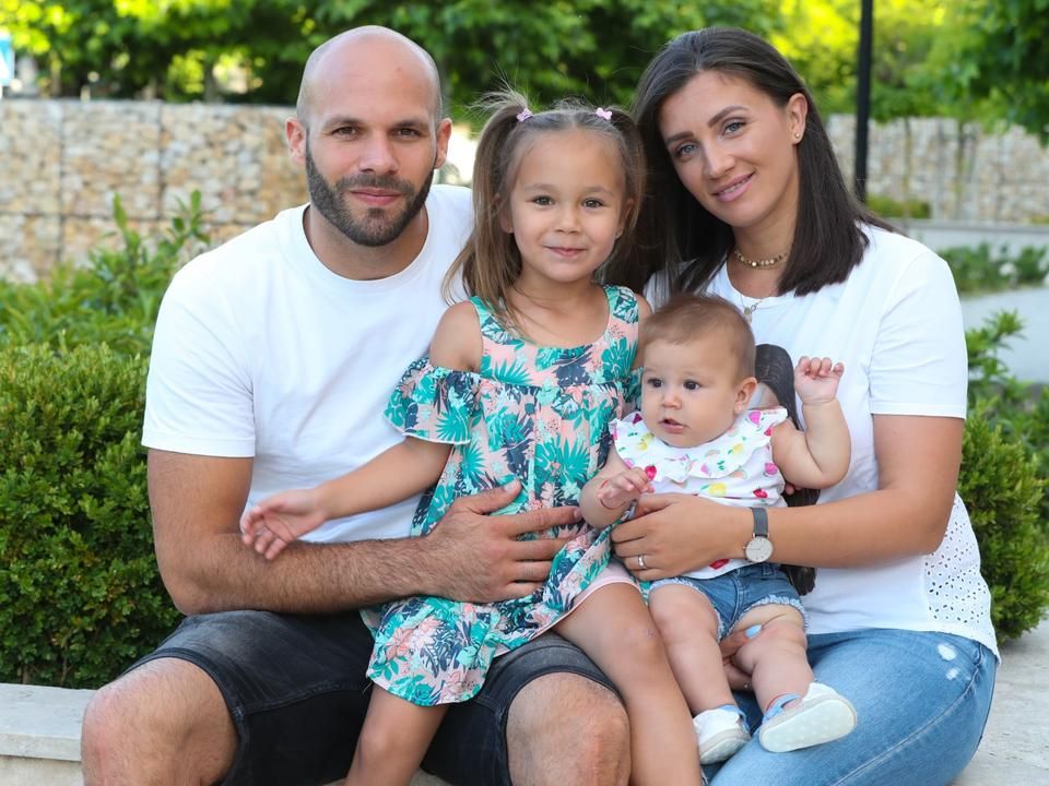 Sipos  Adrián meseszép családjával: feleségével, Doinával és két kislányával, a  négyéves Emmával és a féléves Leeával (Fotó: Tumbász Hédi)