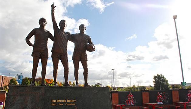 George Best, Bobby Charlton és Denis Law szobra az Old Traffordon (Fotó: www.101greatgoals.com)