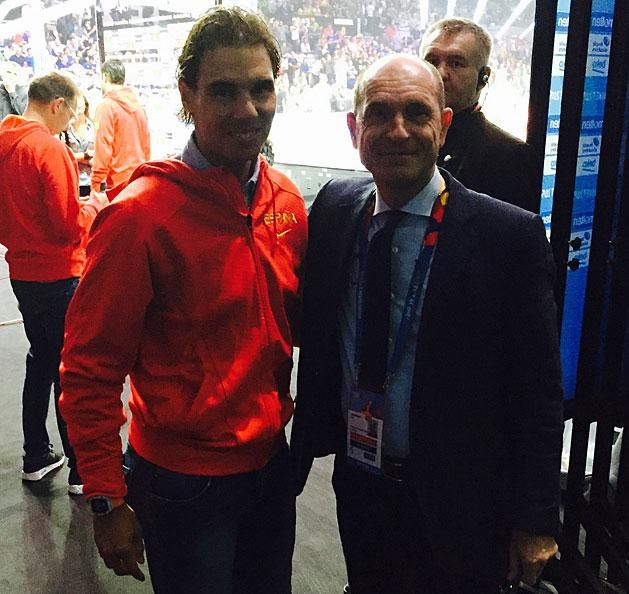 Noha Bodrogváry Iván Európa legismertebb kosárlabdázóinak társaságában forog, a spanyol teniszcsillag Rafael Nadal oldalán ő is szívesen pózolt