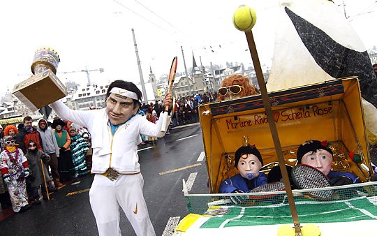Roger Federer és ikrei a luzerni karneválon is megjelentek (Fotó: Reuters)
