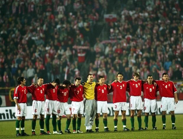 Gyászszünet az emlékére a 2003-as lengyel–magyar labdarúgó Eb-selejtező előtt (Fotó: MTI/Ilyés Tibor)
