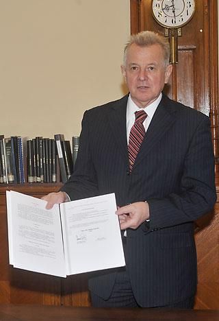 Köztársasági elnökként, kezében Magyarország 
alaptörvényének aláírt példányával 2012. január 5-én 
(Fotó: MTI/Soós Lajos)