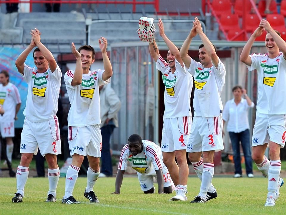 Dombi Tibor (balra) a Magyar Kupában is sikert sikerre halmozott a Debreceni VSC játékosaként, ebben a sorozatban ötször ért fel a csúcsra a Lokival (Fotó: MTI)