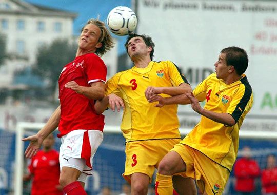 A macedón Ardijan Cuculi (középen)próbál tisztázni, nem mindig sikerül neki... (Fotó: Imago)