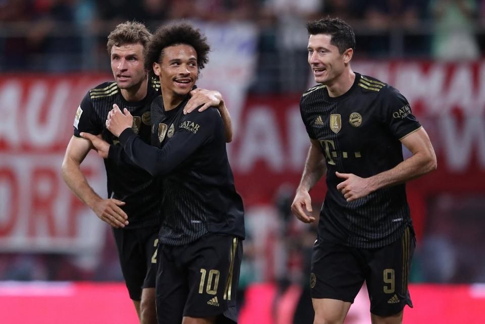 Sané öröme Müller és Lewandowski társaságában (Fotó: AFP)