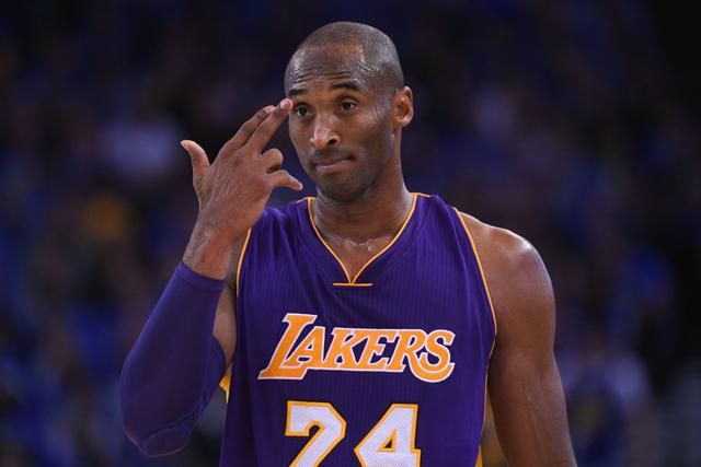 Kobe Bryant mutatja: ha fejbe lövik, akkor is bedobja (Fotó: Reuters)