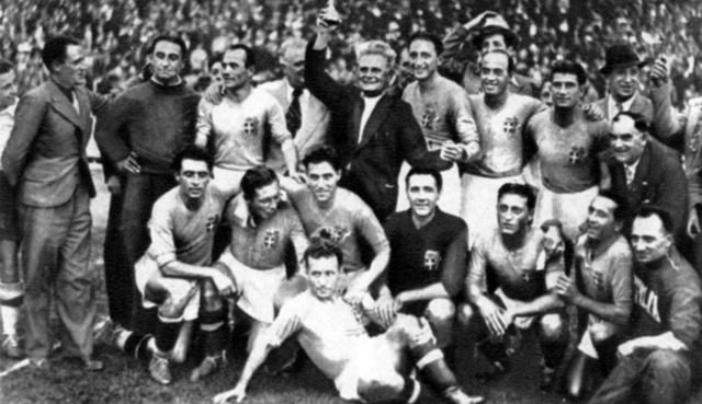 Az ősz mester, Vittorio Pozzo (a Rimet-kupával) 1934 után 1938-ban is vb-győzelemig vezette az olaszokat – ő az egyetlen szövetségi kapitány, aki két világbajnoki címmel büszkélkedhet!