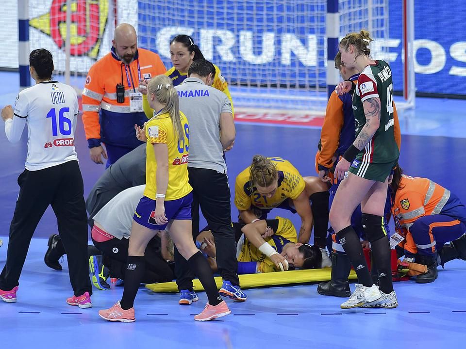 Pedig a ragyogó tehetségű balátlövőt több horrorsérülés hátráltatta – például a 2018-as Európa-bajnokság román–magyar meccsén is hordágyon kellett levinni (Fotó: Imago Images)