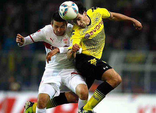 Mats Hummels (Dortmund) és Vedad Ibisevic (Stuttgart, balra) fejpárbaja (Fotó: Reuters)