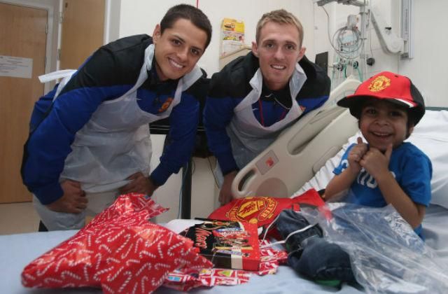 A Man. United sztárjai varázsoltak karácsonyi hangulatot a manchesteri kórházban (Forrás: huffingtonpost.co.uk)