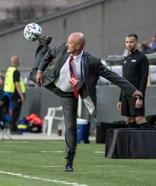 Futballista volt, labdarúgó maradt: Marco Rossi labdakezelése öltönyben, nyakkendőben a kispadnál (Fotó: Árvai Károly)