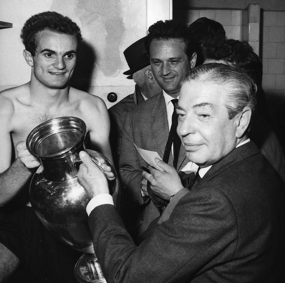 Az 1964-ben BEK-győztes Inter elnöke, Angelo Moratti és klasszis csatára, Sandro Mazzola között; a vesztes Realban Puskás Ferenc is játszott