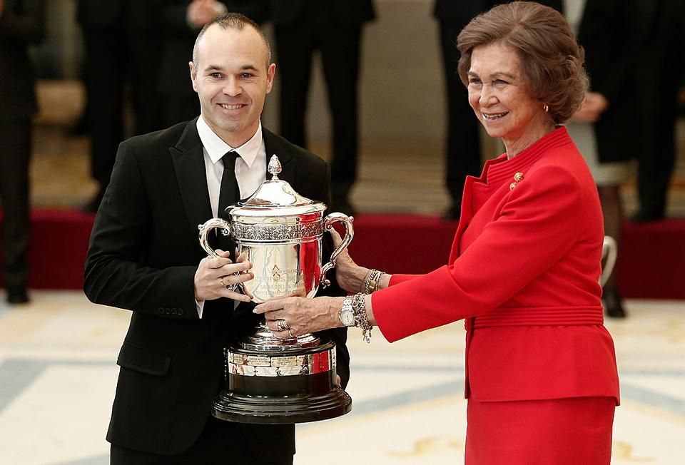 Zsófia királyné legutóbb Andrés Iniestának adta át a fair play díjat (Fotó: AFP)
