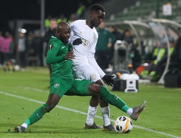 Jody Lukoki (zöldben) csatázik a labdáért Tokmac Nguennel a 2019. decemberi Ludogorec–Ferencváros (1–1) mérkőzésen (Fotó: Szabó Miklós)