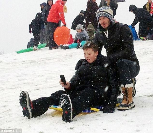 Londonban is tél van, és Beckhamék is azt csinálják, mint ilyenkor mindenki: szánkóznak egy domboldalon (Forrás: dailymail.co.uk)