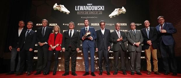 A nagy sportlapokat összefogó ESM képviselői a legjobb európai góllövőnek járó díjat kiérdemlő Robert Lewandowskival