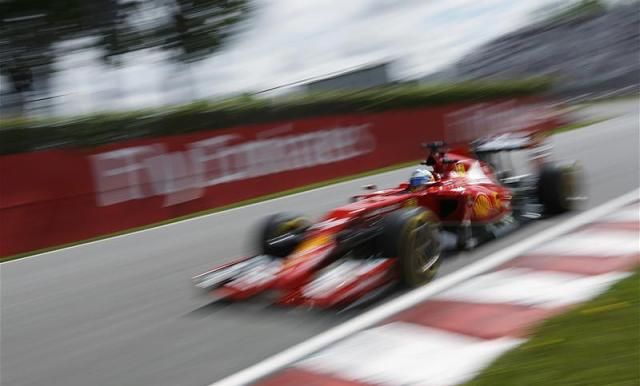 Fernando Alonso az első edzésen gyorsabb volt a két Mercedesnél, a másodikon elmaradt tőlük (Fotó: Action Images)
