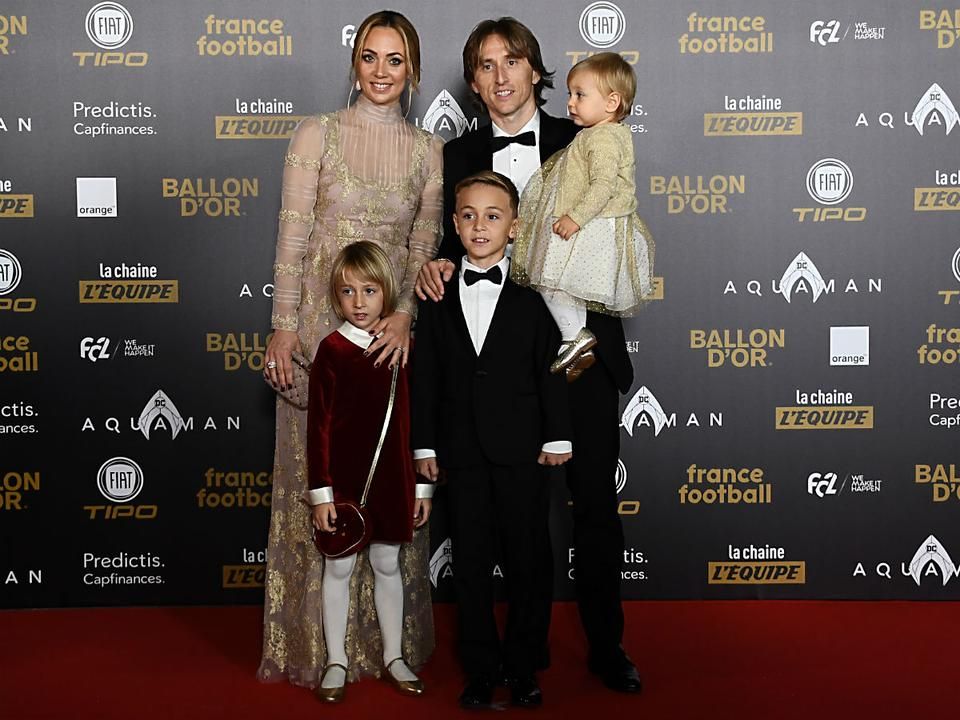 Luka Modric családjával a párizsi Aranylabda-átadó ünnepségen (Fotó: AFP)