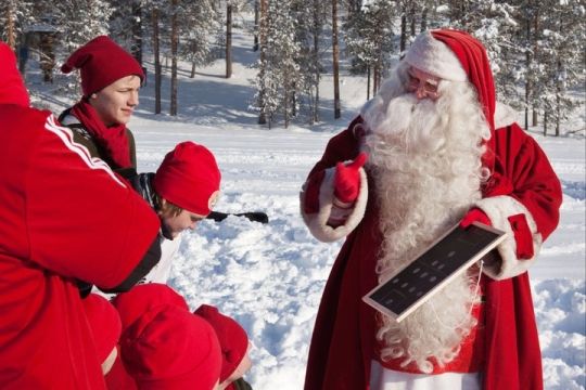Mint látható, a Télapó tökéletesítette a finn hidegben a karácsonyfa-formációt (Fotó: FC Santa Claus)