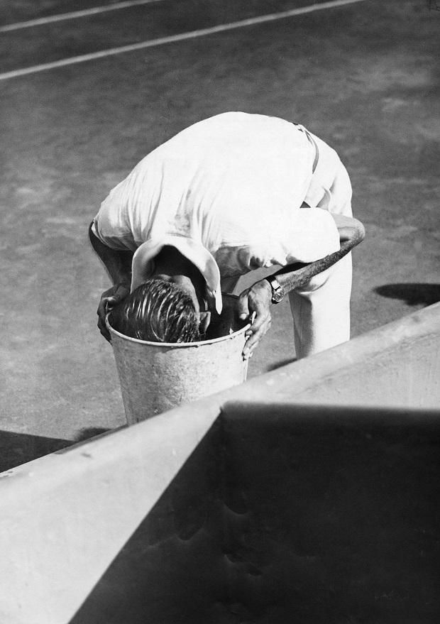 Asbóth József hűti magát az 1947-es Roland Garros-döntő 42 fokos kánikulájában