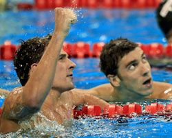Ryan Lochte (balra) így örült az első helyet érő
világcsúcsának (Fotó: Reuters)