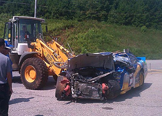 Brad Keselowski összetört autója szerdán... (Fotó: Jimmie Johnson)