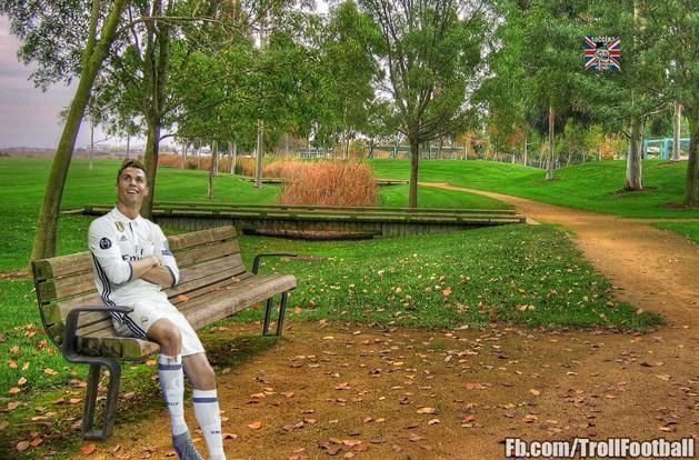Cristiano Ronaldo úgy csodálta magát, hogy mémmé vált azonnal (Fotó: Troll Football)