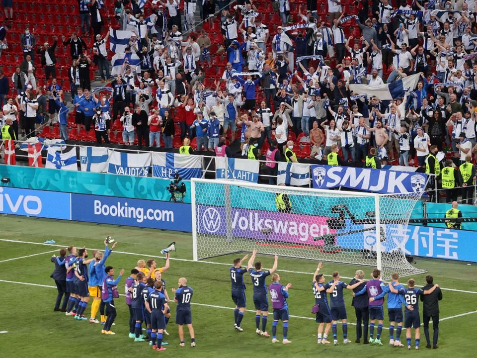 A győzelem után a finn szurkolók köszöntötték csapatukat (Fotó: AFP)